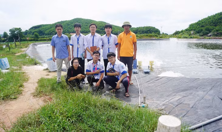 Nhóm tác giả Trường THPT Hòn Gai cùng các thầy hướng dẫn, bạn cùng lớp đi thực địa ở đầm tôm. (Ảnh nhà trường cung cấp)