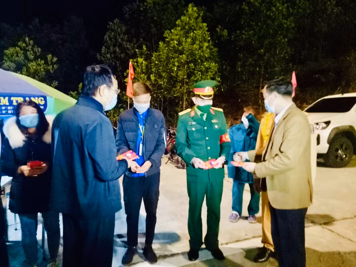 Các đồng chí lãnh đạo huyện Vân Đồn động viên, mừng tuổi các lực lượng tham gia trực Tết.