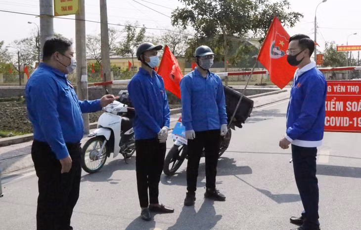  Đồng chí Hoàng Văn Hải, Phó Bí thư Thường trực Tỉnh Đoàn, hỏi thăm, động viên ĐVTN làm nhiệm vụ tại chốt kiểm soát dịch Covid-19 tại phường Yên Thọ, TX Đông Triều.