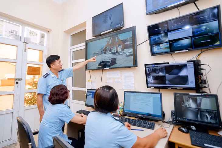 Giám sát hải quan trực tuyến 24/24h tại Chi cục Hải quan cửa khẩu cảng Hòn Gai