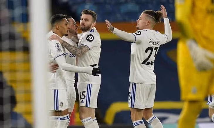 Leeds dễ dàng giành ba điểm nhờ bàn thắng sớm của Harrison. Ảnh: EPA.