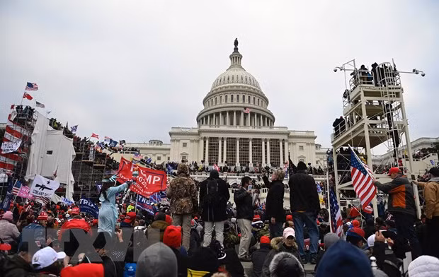 Người biểu tình tập trung tại khu vực tòa nhà Quốc hội Mỹ ở Washington, DC ngày 6/1/2021. (Ảnh: AFP/TTXVN)