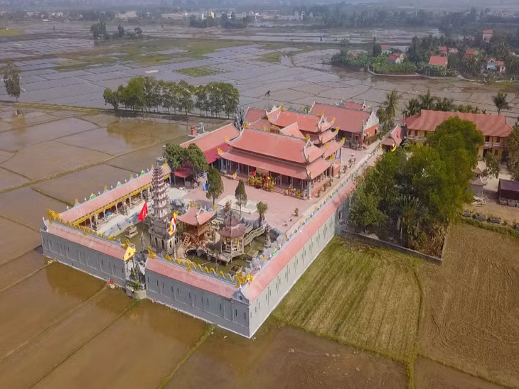 Toàn cảnh chùa Giữa Đồng nhìn từ trên cao.