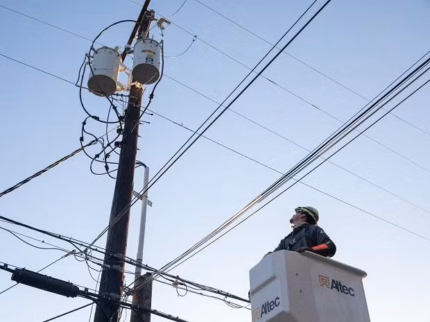 Một công nhân sửa đường dây điện tại Austin, Texas. Ảnh: Bloomberg
