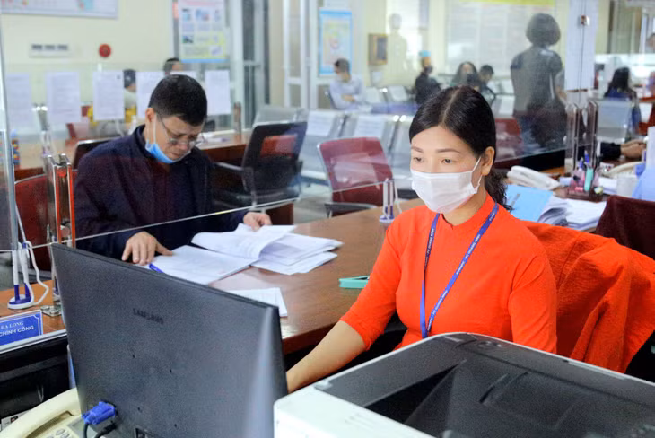 Không khí làm việc tại Trung tâm luôn trong trạng thái tập trung, nghiêm túc để giải quyết hồ sơ TTHC cho các tổ chức, cá nhân nhanh gọn, đúng quy định, không phải chờ đợi, phiền hà.