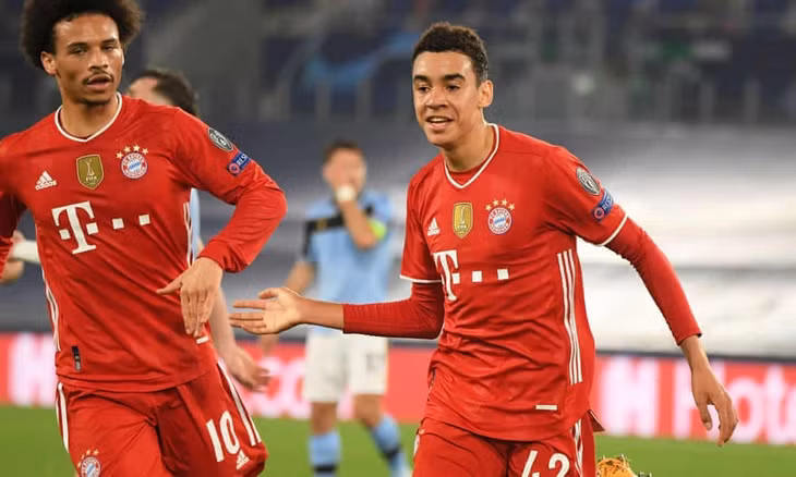 Musiala (phải) mừng bàn thắng nâng tỷ số lên 2-0. Ảnh: Reuters