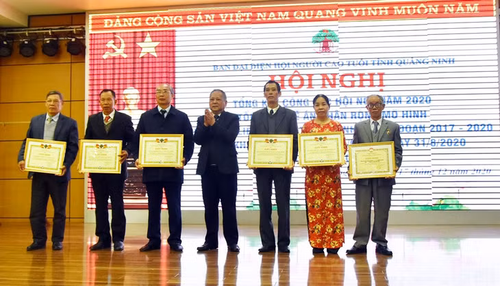 Lãnh đạo Ban Đại diện Hội NCT tỉnh trao tặng giấy khen cho đại diện các CLB Liên thế hệ tự giúp nhau ở địa phương trong tỉnh có thành tích xuất sắc trong phong trào thi đua, giai đoạn 2017-2020.