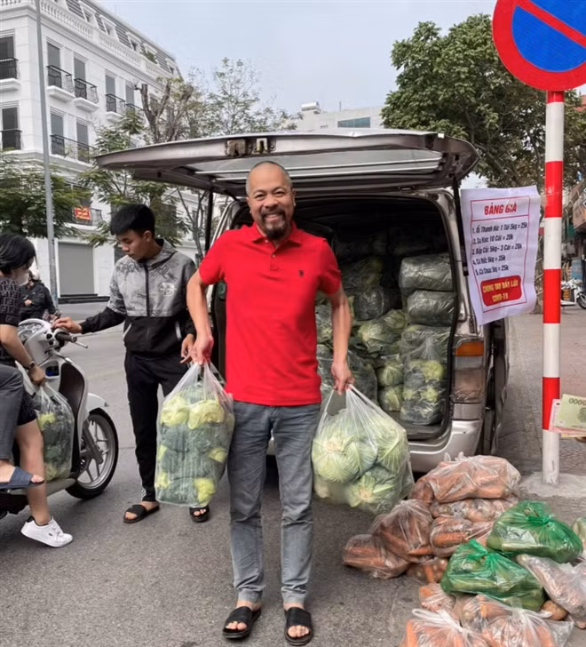 NTK Đức Hùng từ sáng sớm đã đến điểm giải cứu nông sản Hải Dương.