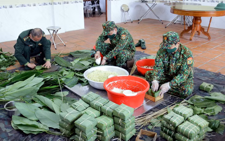Năm nào cũng vậy, CBCS Đồn Biên phòng Trà Cổ đều tổ chức gói bánh chưng, vừa để anh em Đồn ăn Tết, vừa đem tặng bà con nhân dân trên địa bàn nhằm thắt chặt tình cảm quân dân.