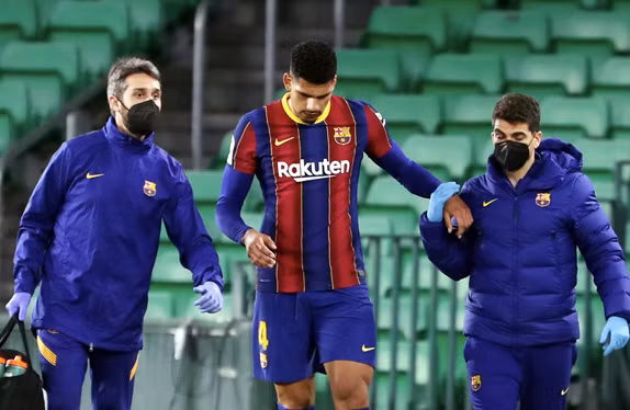  Hàng thủ Barcelona toang mạnh.