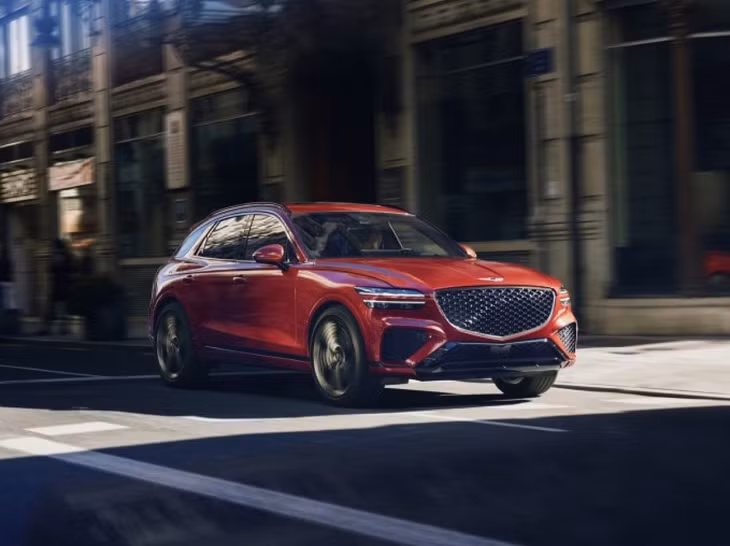 Đối thủ mà GV70 nhắm đến là BMW X3, Mercedes GLC-Class, Audi Q5 và Porsche Macan. Để thực hiện điều đó, chiếc GV70 được trang bị 2 động cơ như GV80: Loại 4 xi lanh 2.5 L và V6 3.5 L, đều là động cơ tăng áp. Điều đó có nghĩa là chiếc GV70 mạnh mẽ hơn đối thủ và việc điều chỉnh khung gầm sẽ thiên về mặt “thể thao” của thương hiệu – đặc biệt là trong cấp độ Sport. Nội thất của Genesis có thể hy vọng về một cabin chất lượng cao và tràn đầy màu sắc.