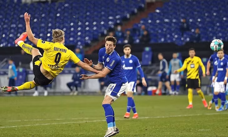 Cú vô-lê của Haaland nâng tỷ số lên 2-0. Ảnh: Bundesliga