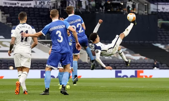 Một ngày sau khi Giroud lập siêu phẩm lật bàn đèn cùng Chelsea, Alli ghi bàn theo cách tương tự cho Tottenham. Ảnh: Reuters