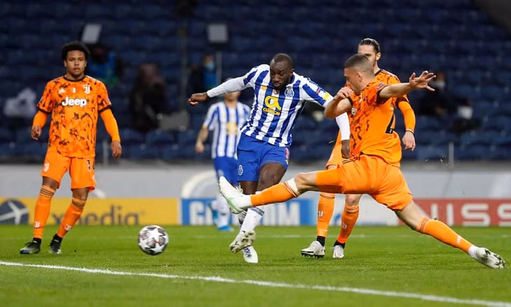 Marega nhân đôi cách biệt cho Porto đầu hiệp hai. Ảnh: Reuters.