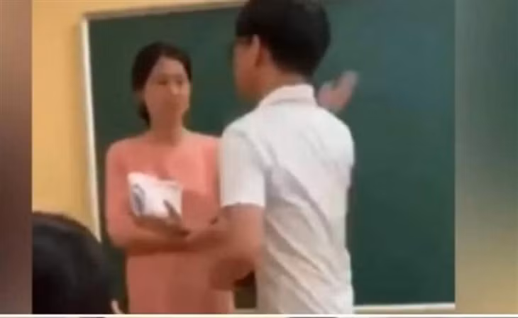Clip học sinh tát giáo viên gây phẫn nộ trên mạng xã hội. (Ảnh cắt từ clip)