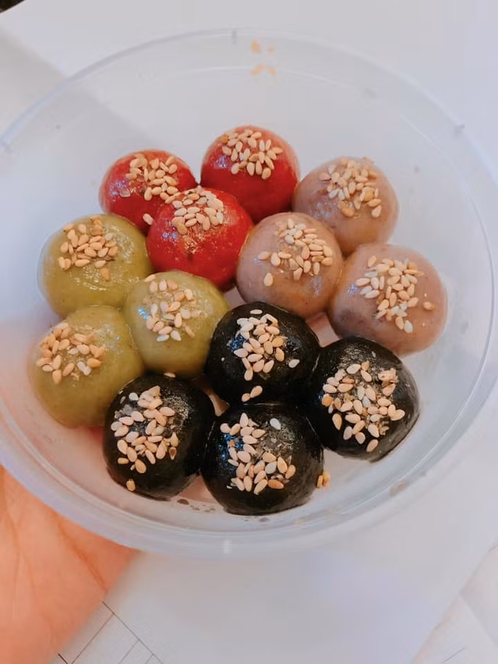 Bánh trôi gạo lứt cũng có nhiều màu sắc đẹp mắt.