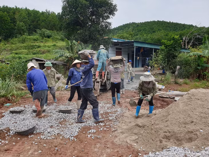 Người dân xã Đài Xuyên đổi ngày công cho nhau để làm đường liên thôn, xóm. 