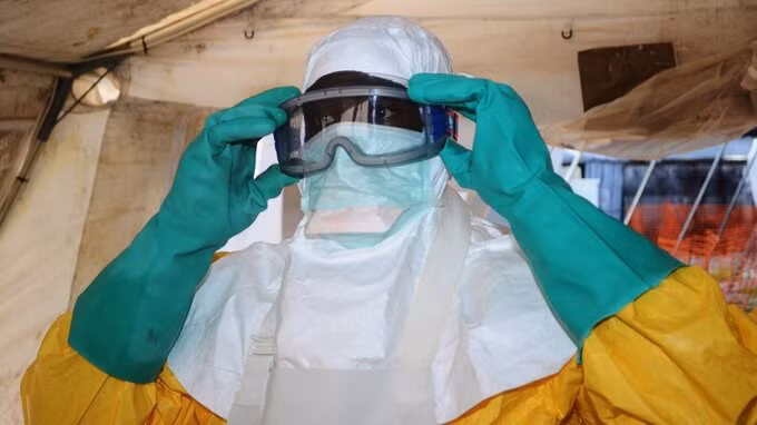Bác sĩ mặc đồ bảo hộ để điều trị bệnh nhân Ebola tại Conakry, Guinea tháng 6/2014. Ảnh: AFP.