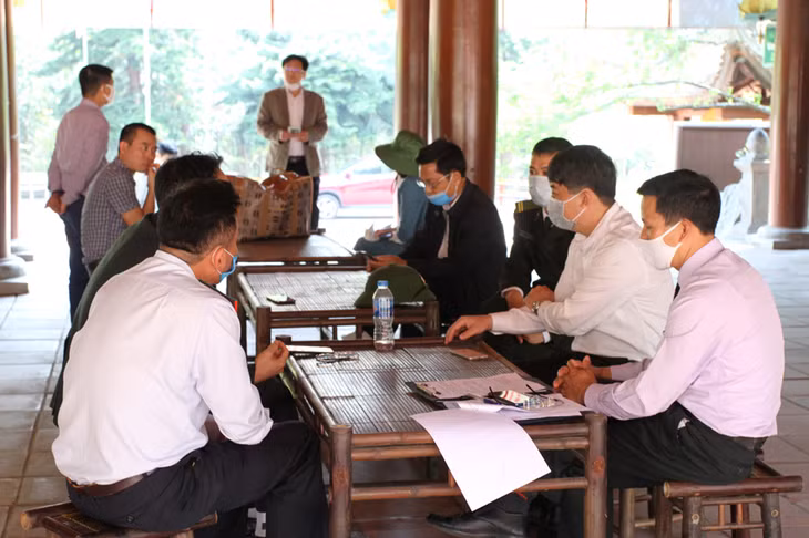 Đoàn công tác làm việc với đại diện Ban Quản lý di tích và rừng quốc gia Yên Tử.