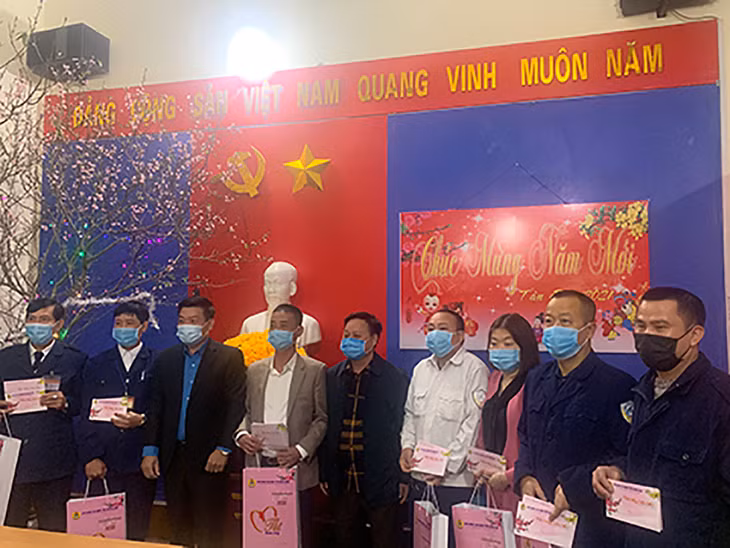 Đại diện của Sở GTVT trao quà của Liên đoàn Lao động tỉnh và Sở GTVT cho cán bộ, nhân viên Trạm kiểm tra tải trọng xe quốc lộ 18 