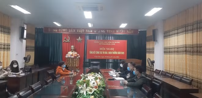 Tại Công an tỉnh Vĩnh Phúc, H. (áo khoác cam) thừa nhận việc đăng sai sự thật về dịch bệnh COVID-19.