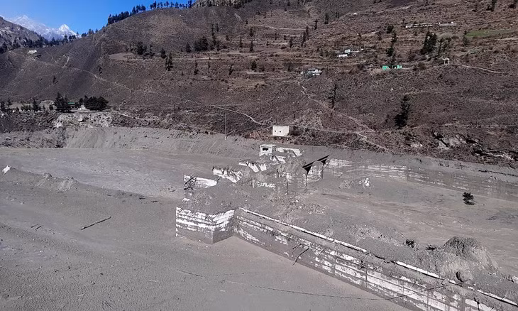 Dự án thủy điện Dhauli Ganga tại bang Uttarakhand, Ấn Độ, chìm trong bùn lầy và tro bụi hôm 7/2. Ảnh: AP.