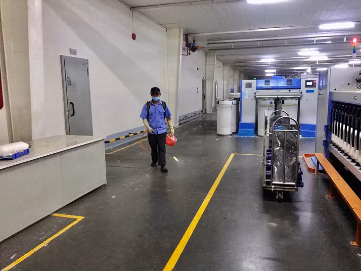 Các phân xưởng được phun khử trùng để công nhân sẵn sàng quay trở lại làm việc.