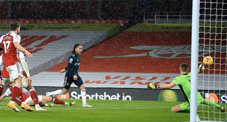 Helder Costa rút ngắn tỷ số xuống 2-4 ở giữa hiệp hai. Ảnh: EPA.