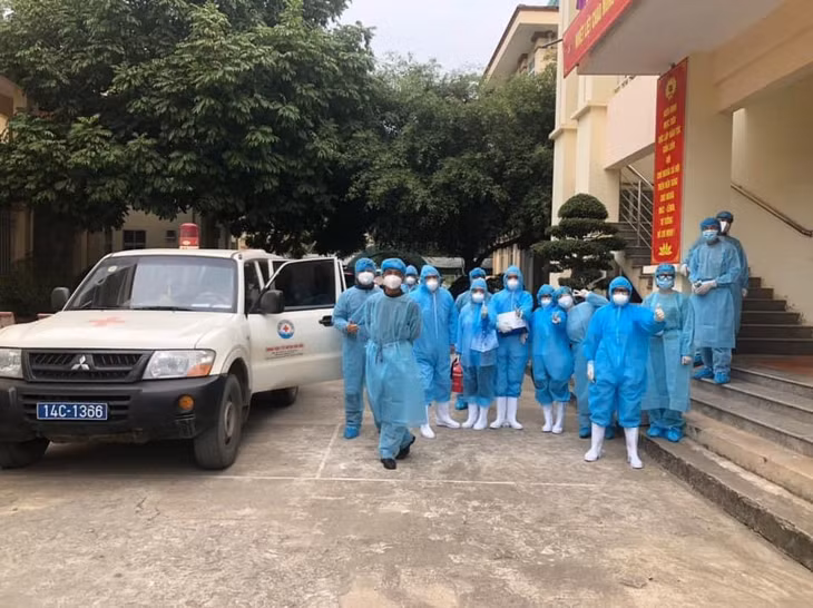 Trung tâm Y tế huyện Vân Đồn lên đường lấy mẫu xét nghiệm