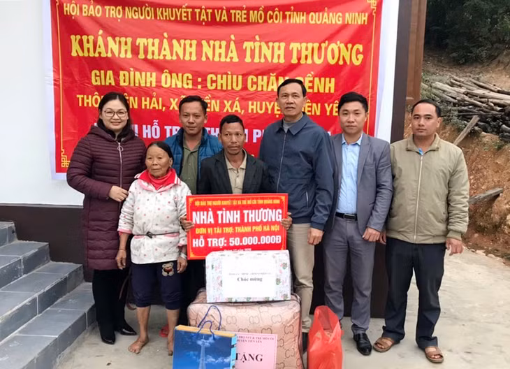 Lãnh đạo Hội Bảo trợ NKT&TMC tỉnh cùng nhà hảo tâm hỗ trợ kinh phí xây dựng nhà tình thương cho gia đình ông Chìu Chăn Sềnh ở xã Điền Xá (huyện Tiên Yên) tháng 12/2020.