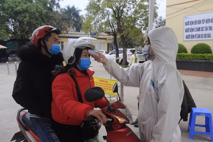 Bệnh viện thực hiện công tác sàng lọc, phân luồng người bệnh ngay từ cổng ra vào