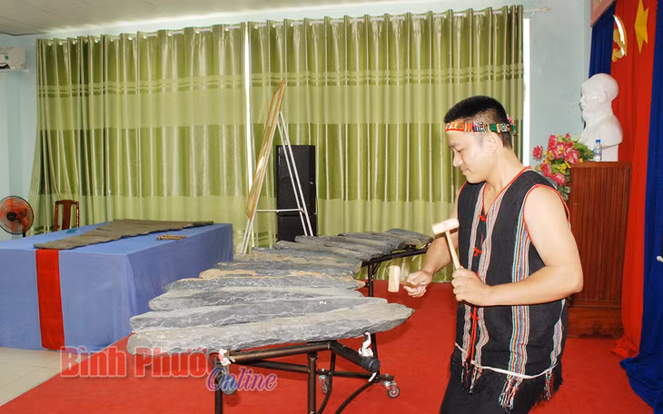 Nghệ nhân Nguyễn Văn Thảo, huyện Lộc Ninh diễn tấu đàn đá