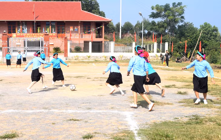 Chị em Sán Chỉ đá bóng tại sân Nhà văn hóa xã Húc Động.