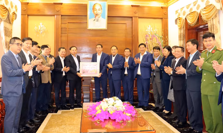 Đồng chí Nguyễn Xuân Ký, Bí thư Tỉnh ủy, Chủ tịch HĐND tỉnh chúc Tết Huyện ủy, HĐND, UBND huyện Ba Chẽ.