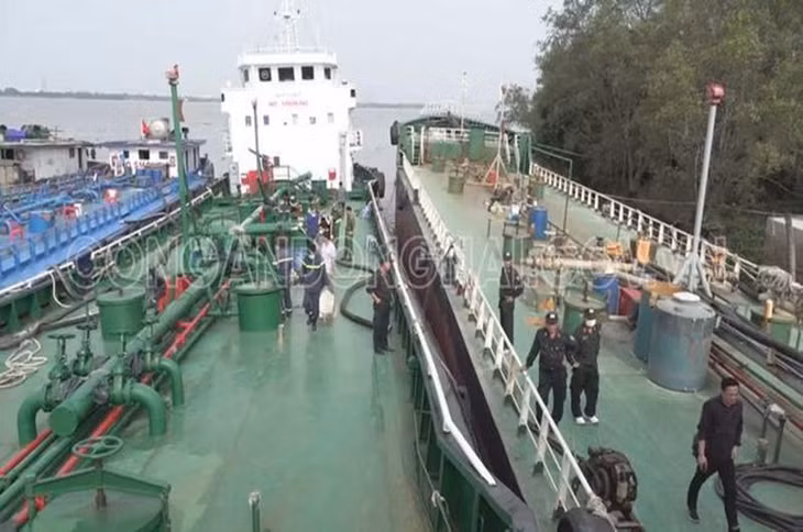 Lực lượng công an khống chế tàu chở xăng giả. Ảnh: congan.dongnai.gov.vn