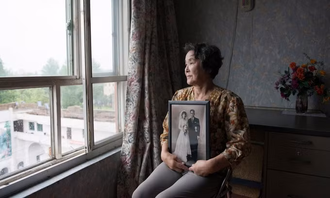 Mitsuko Minakawa ôm bức ảnh cưới. Vợ chồng bà tới Triều Tiên năm 1960. Ảnh: Noriko Hayashi/Panos Pictures.