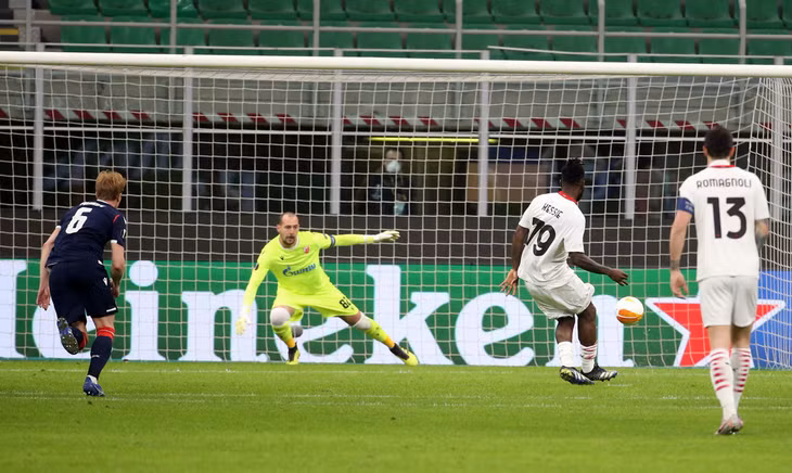 Bàn mở tỷ số từ chấm 11 mét của Franck Kessie. Ảnh: Lapresse & ANSA