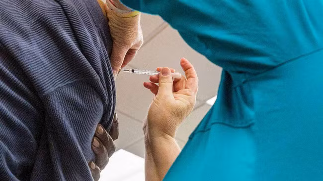 Theo Cơ quan quản lý thực phẩm và dược phẩm Mỹ, vaccine một liều của Johnson & Johnson đạt hiệu quả và độ an toàn trong các cuộc thử nghiệm (Nguồn: Reuters)