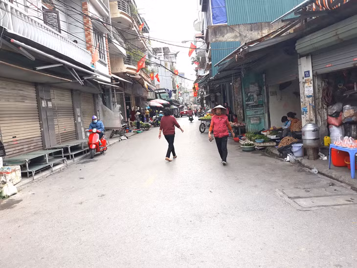 Lối vào chợ Trung tâm Cẩm Phả là chợ đông đúc nhất ở TP Cẩm Phả rất vắng người mua vào những ngày căng thẳng chống dịch.