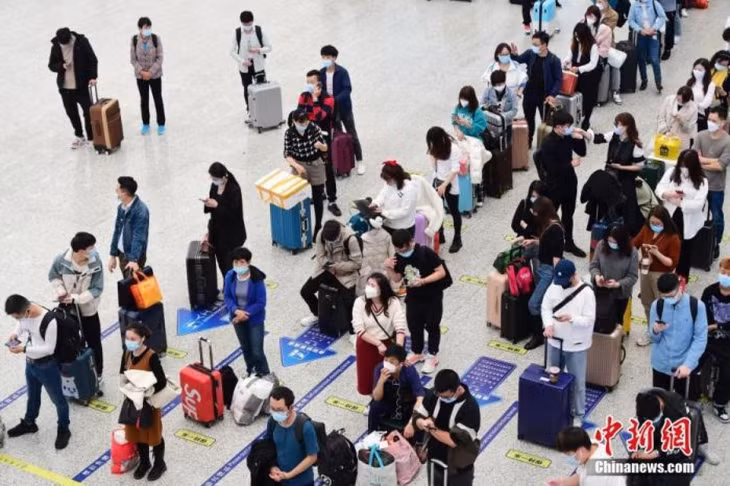 Hành khách tại một ga tàu ở Trung Quốc trước Tết. (Ảnh Chinanews)