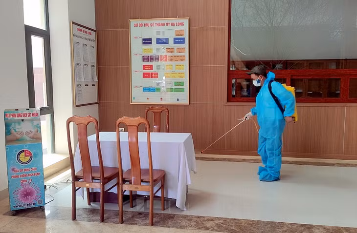 Khu vực bàn đón tiếp công dân và khai báo y tế tại trụ sở Thành uỷ Hạ Long được phun khử khuẩn kỹ càng.