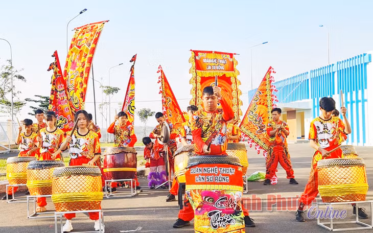 Tiết mục trống hội mừng xuân do Đoàn lân - sư - rồng Chí Thiện đường biểu diễn