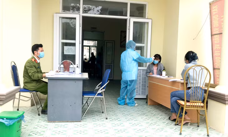 Công an xã Đông Xá (huyện Vân Đồn) thực hiện truy vết các trường hợp liên quan Covid-19.