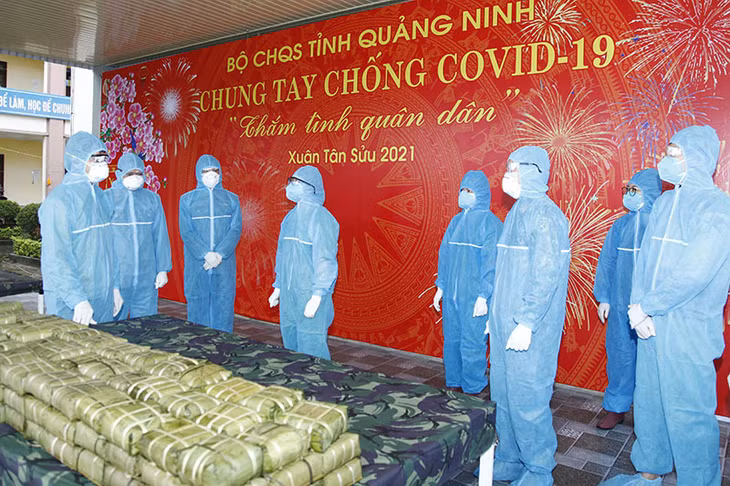 Đại tá Nguyễn Quang Hiến, Chính ủy Bộ CHQS tỉnh (đứng ngoài cùng bên trái) trao tặng bánh chưng cho khu cách ly tập trung Trung tâm Giáo giục Thường xuyên Đông Triều.