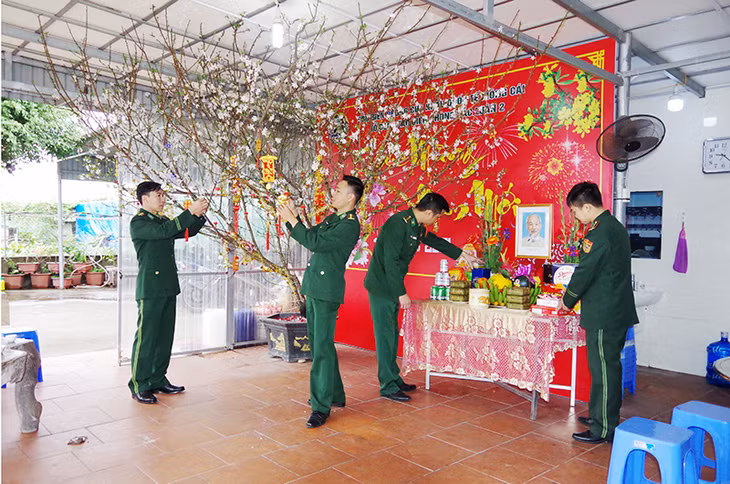 CBCS thuộc Đồn BPCK Quốc tế Móng Cái trang trí cành đào Tết.