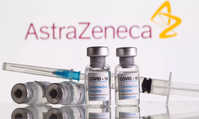 Lọ đựng vaccine Covid-19 của hãng AstraZeneca. Ảnh: Reuters.