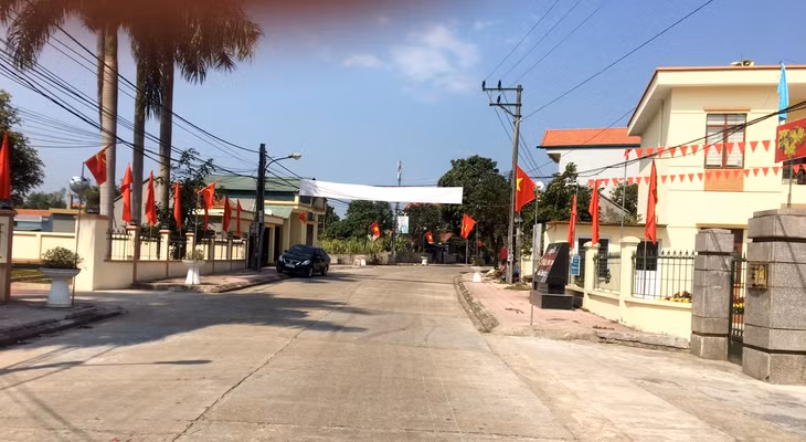 Tuyến đường bê tông rợp cờ đỏ khu vực trung tâm xã.