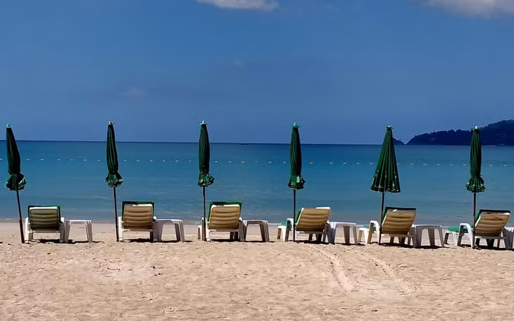 Một bãi biển vắng du khách ở Phuket, Thái Lan đầu năm 2021. (Ảnh: Bưu điện Bangkok)