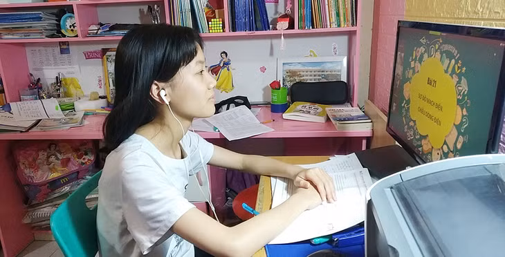 Học sinh Trường TH-THCS-THPT Nguyễn Bỉnh Khiêm học trực tuyến tại nhà.