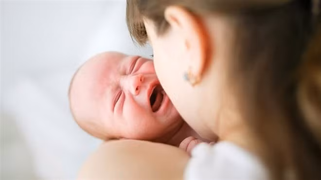 Không nên quá kiêng khem việc tắm cho trẻ vào mùa lạnh. (Ảnh: Babble)